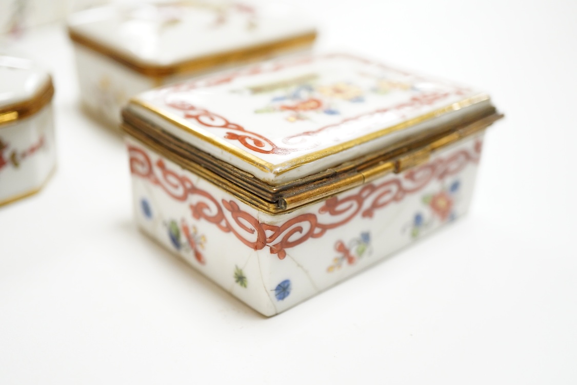 Three early 20th century French porcelain snuff boxes with floral decoration, 7cm wide